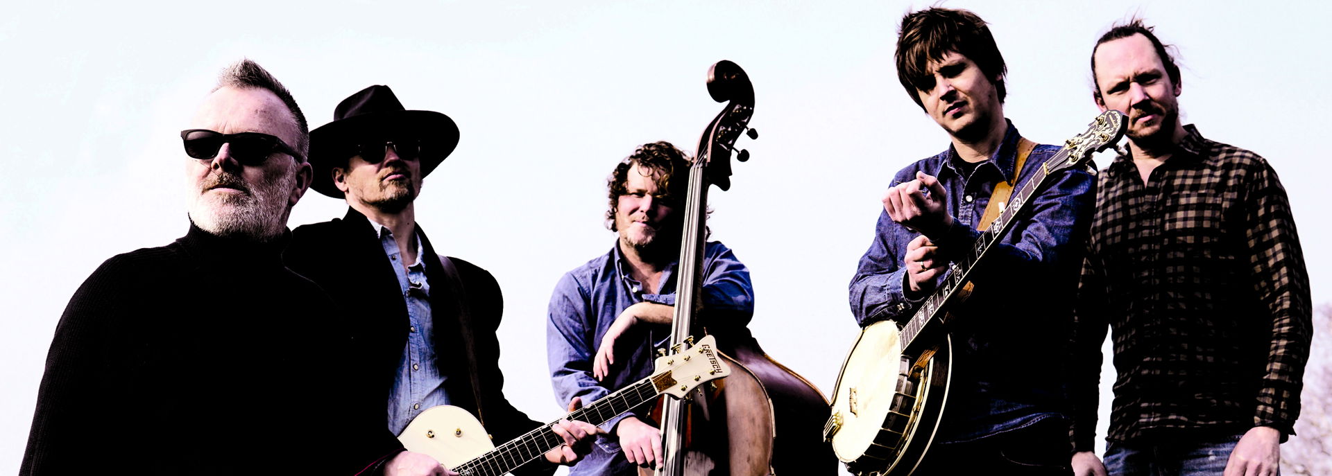 De topmuzikanten van Her Majesty duiken dit keer in de countryrock. De mannen spelen het werk van pioniers als Bob Dylan, Gram Parsons en Gene Clark, van countryhelden als The Band, CCR, Grateful Dead en muziek van eigentijdse artiesten als Wilco en The Jayhawks. Een mooie zoektocht naar de tumultueuze relatie tussen country en rock.