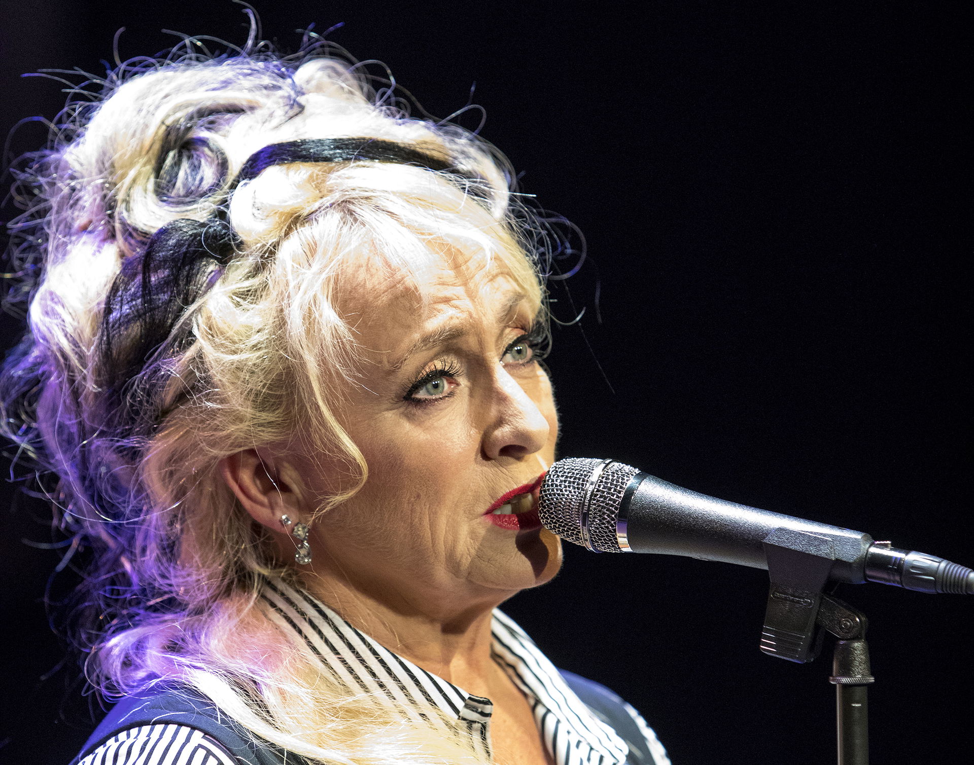 Karin Bloemen keert terug naar haar eerste grote liefde: zingen. Samen met de Old School Band presenteert ze een puur, muzikaal programma vol funk, jazz en soul met eigen stukken en covers van Billie, Aretha, Norah, Amy en meer. 