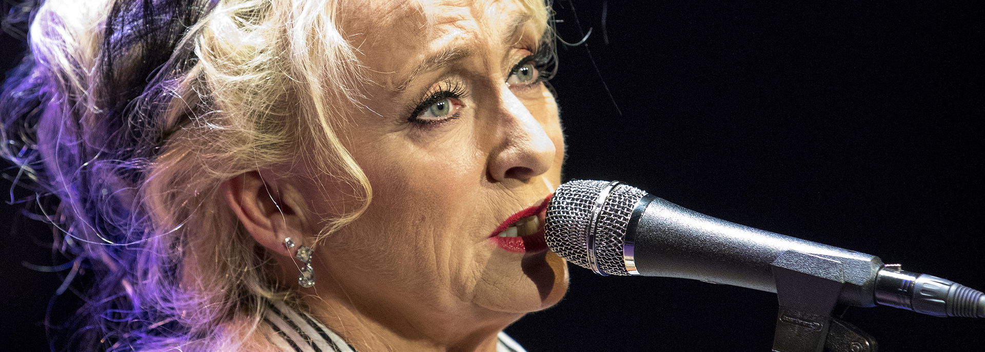 Karin Bloemen keert terug naar haar eerste grote liefde: zingen. Samen met de Old School Band presenteert ze een puur, muzikaal programma vol funk, jazz en soul met eigen stukken en covers van Billie, Aretha, Norah, Amy en meer. 