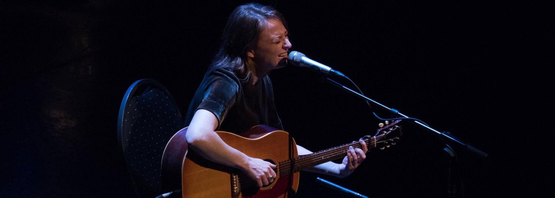 Stephanie Struijk op het Singer-songwriter Festival. 