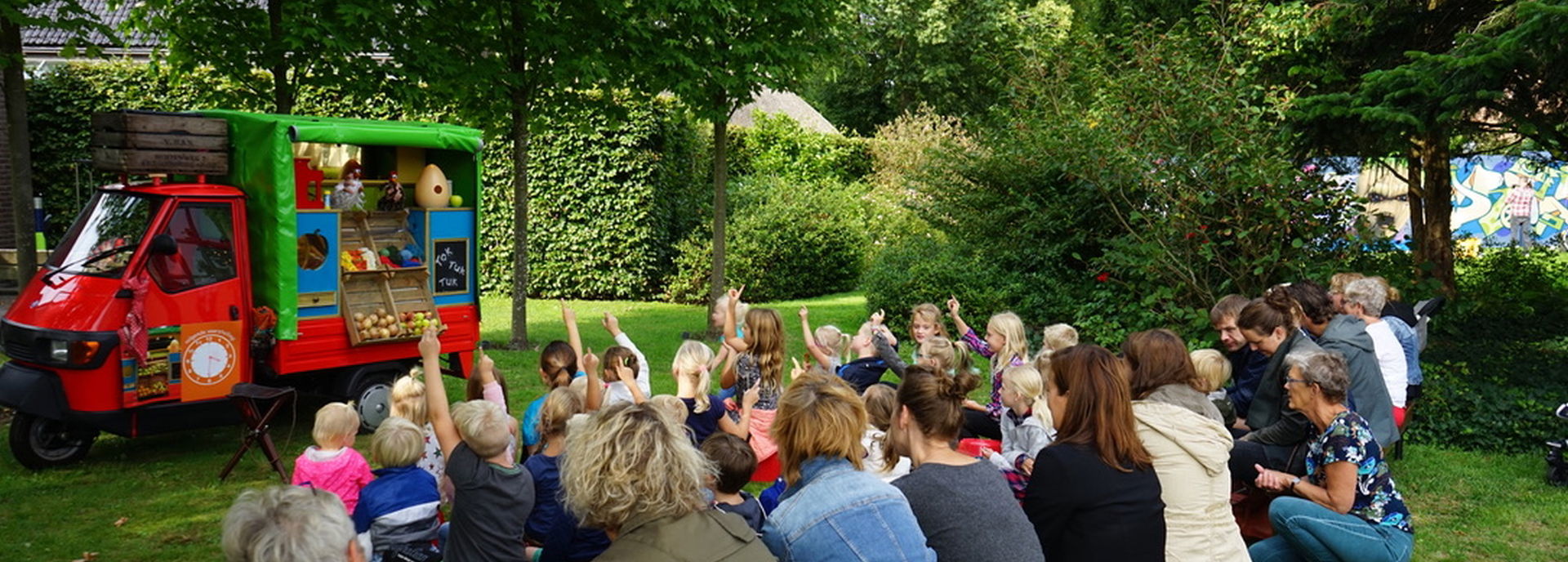 Poppenkast theater in de tuin van De Tamboer