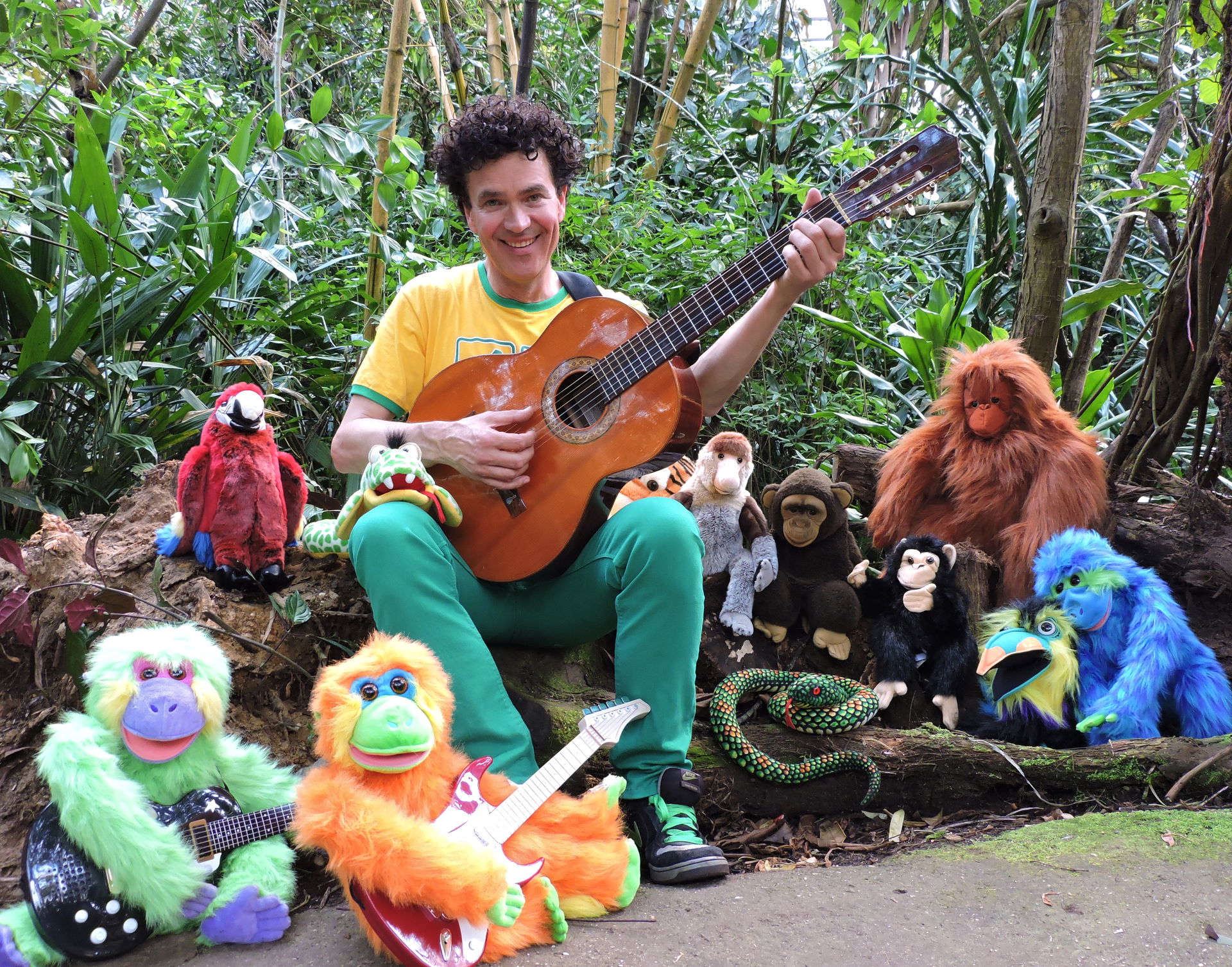 Geniet van een spetterend Jungle-Popconcert met bekende en nieuwe liedjes van Dirk Scheele en doe mee aan de talentenjacht De Roep van de Jungle, waarbij jij samen met de andere kinderen en de dieren strijdt om een plekje op het podium bij Dirk en zijn muzikanten.