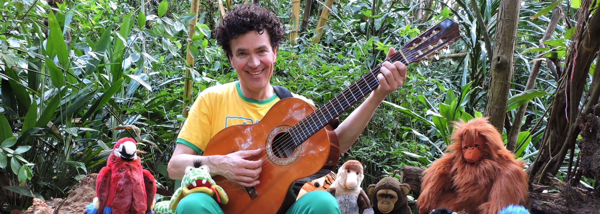 Geniet van een spetterend Jungle-Popconcert met bekende en nieuwe liedjes van Dirk Scheele en doe mee aan de talentenjacht De Roep van de Jungle, waarbij jij samen met de andere kinderen en de dieren strijdt om een plekje op het podium bij Dirk en zijn muzikanten.