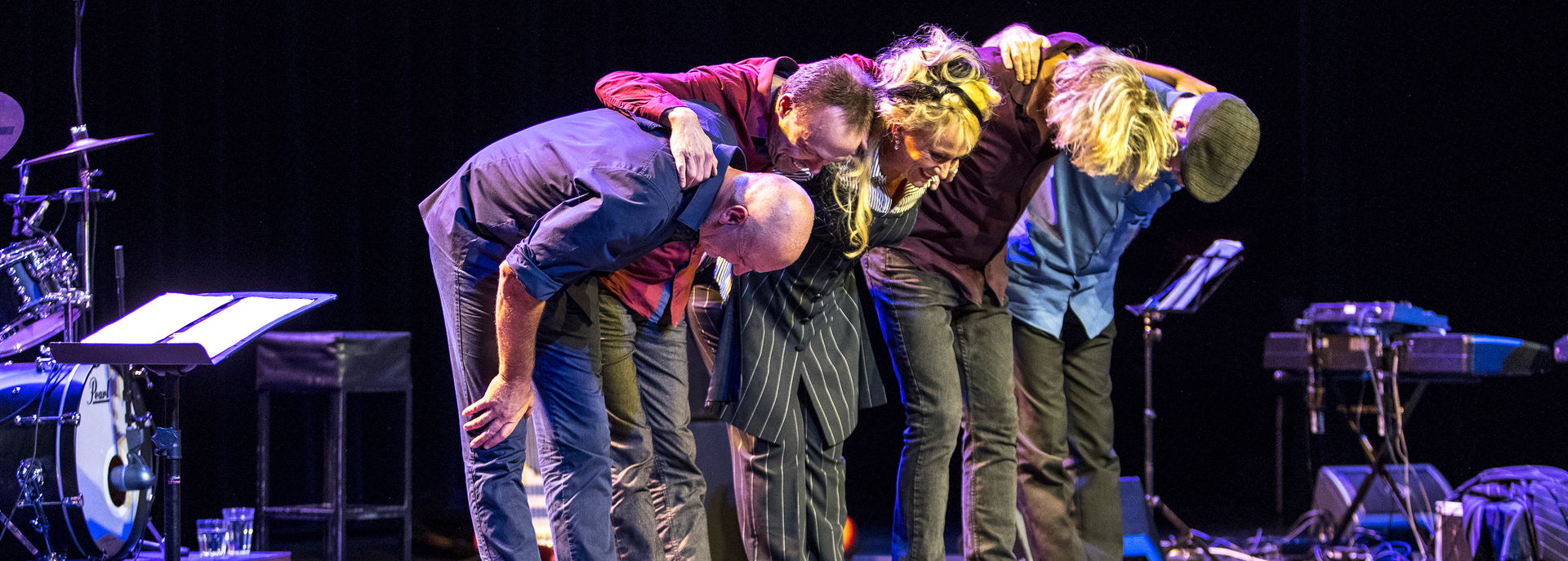 Karin Bloemen keert terug naar haar eerste grote liefde: zingen. Samen met de Old School Band presenteert ze een puur, muzikaal programma vol funk, jazz en soul met eigen stukken en covers van Billie, Aretha, Norah, Amy en meer. 