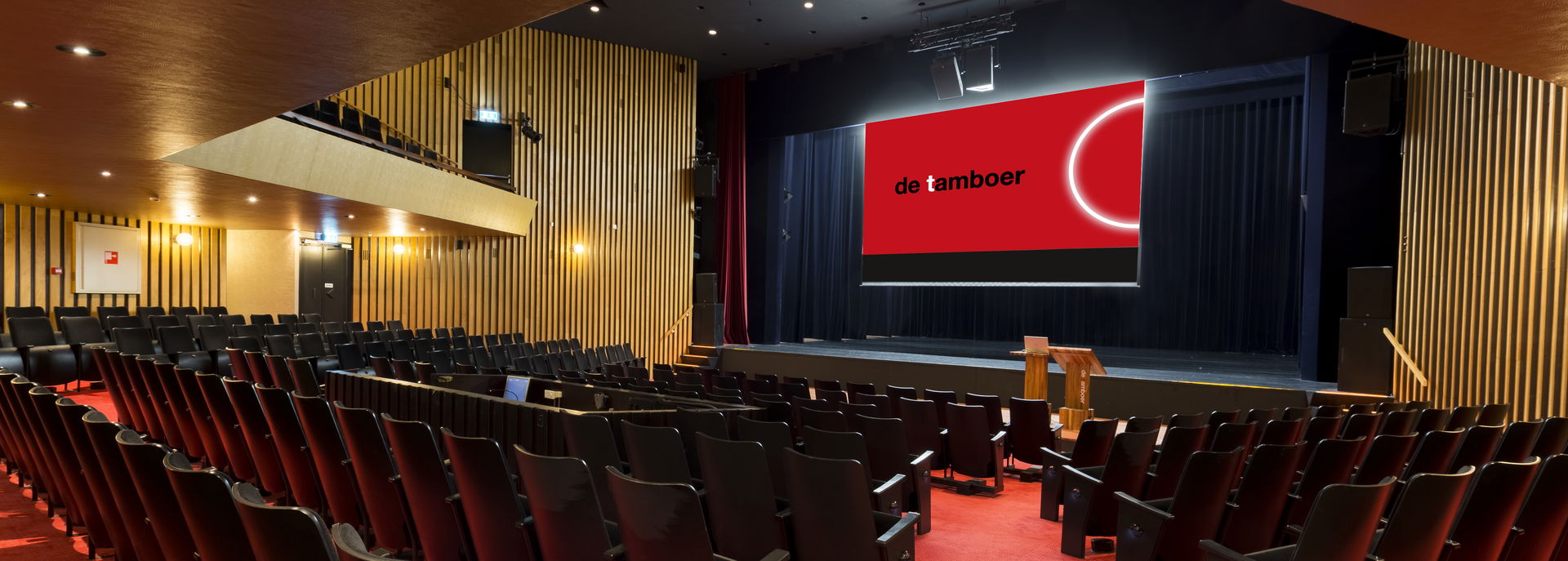 De Passagezaal is een sfeervolle, intieme midden grote theaterzaal. 