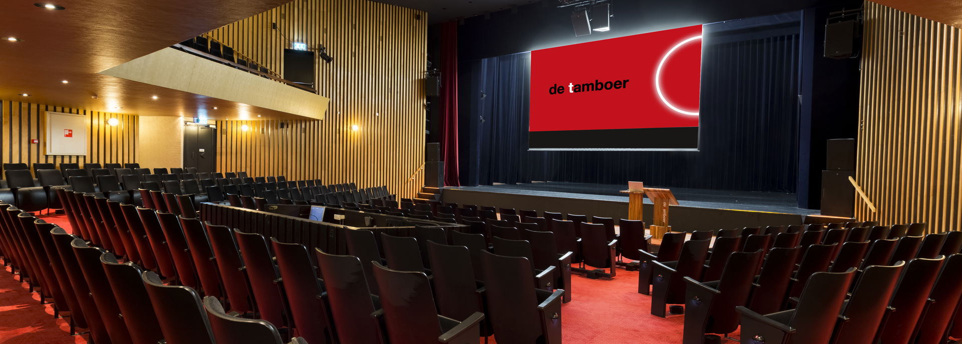 De Passagezaal is een sfeervolle, intieme midden grote theaterzaal. 