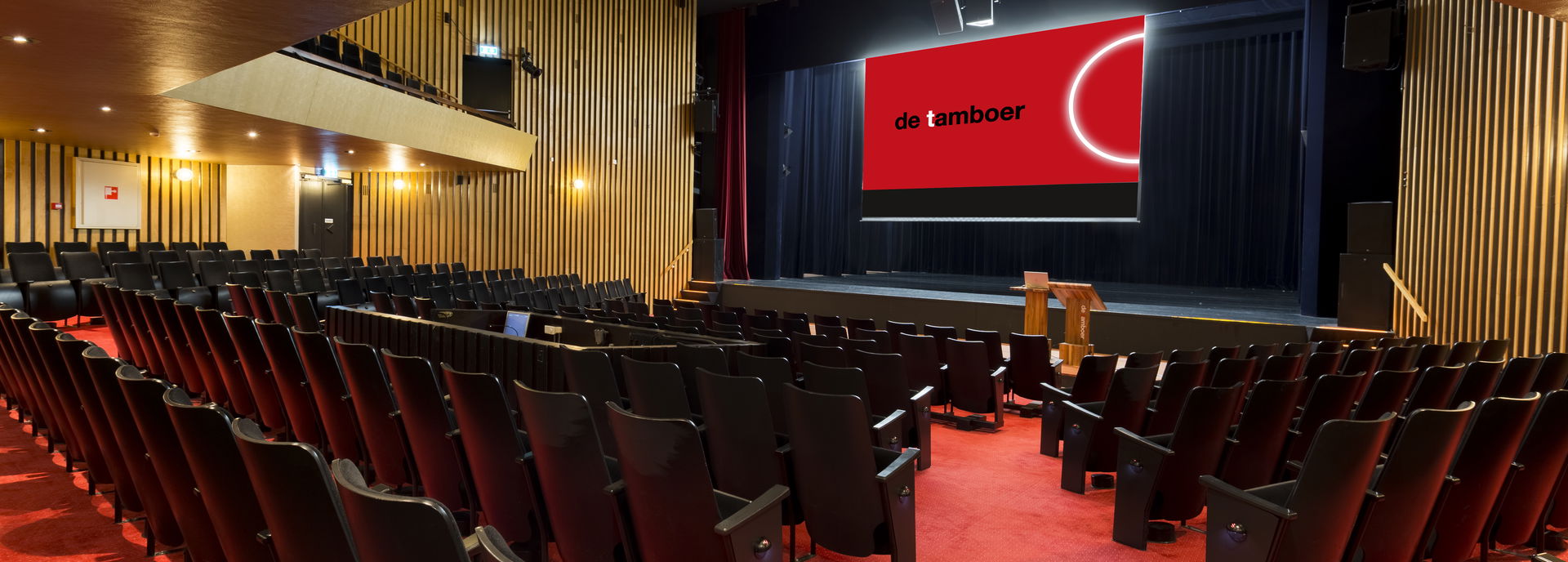 De Passagezaal is een sfeervolle, intieme midden grote theaterzaal. 