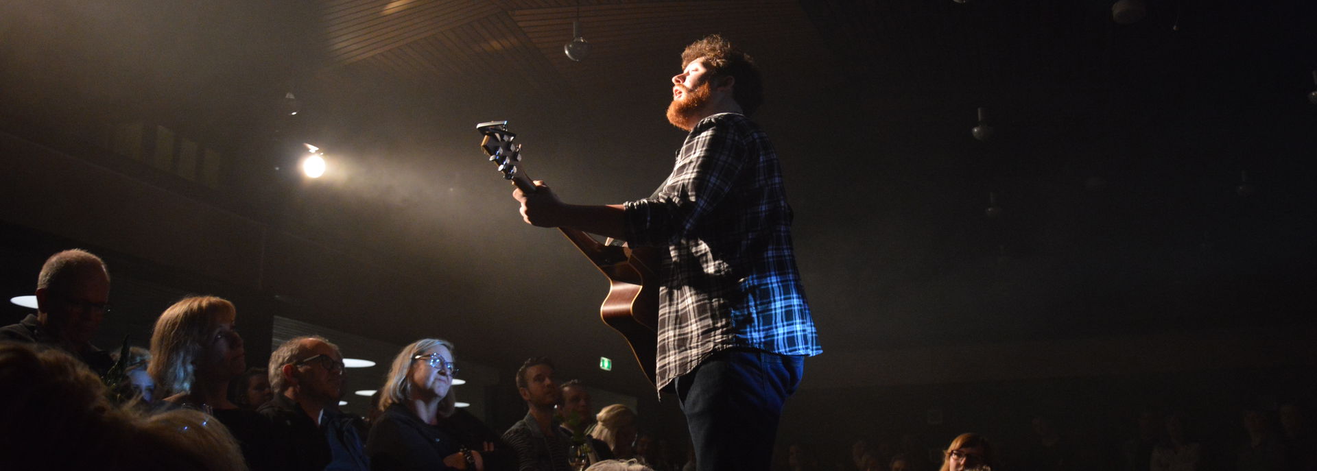 Daniel Cane speelde een akoestisch liedje op het Singer-songwriter Festival, tussen het publiek.