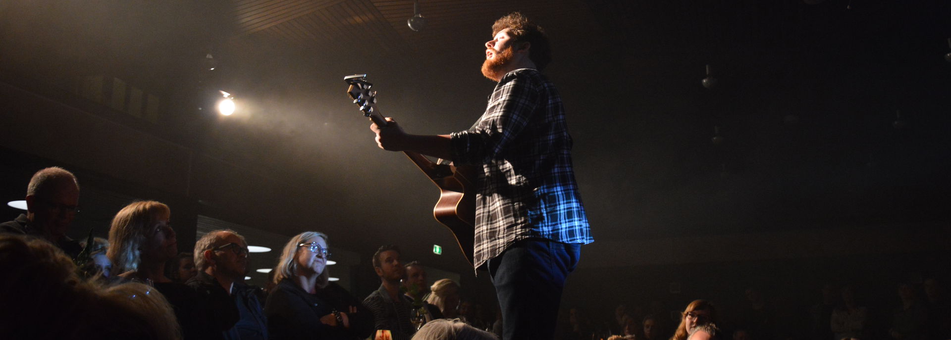 Daniel Cane speelde een akoestisch liedje op het Singer-songwriter Festival, tussen het publiek.