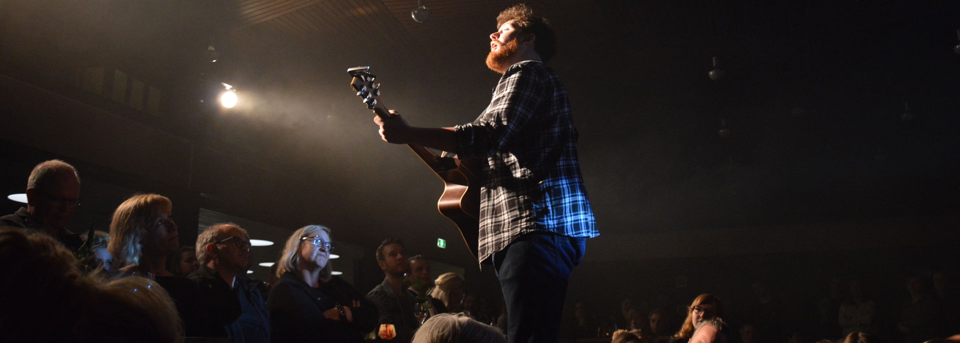 Daniel Cane speelde een akoestisch liedje op het Singer-songwriter Festival, tussen het publiek.