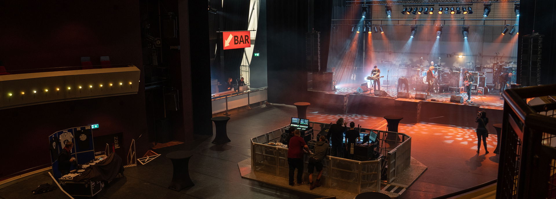 Technische soundcheck in de Tamboerzaal voor een festival in De Tamboer. 