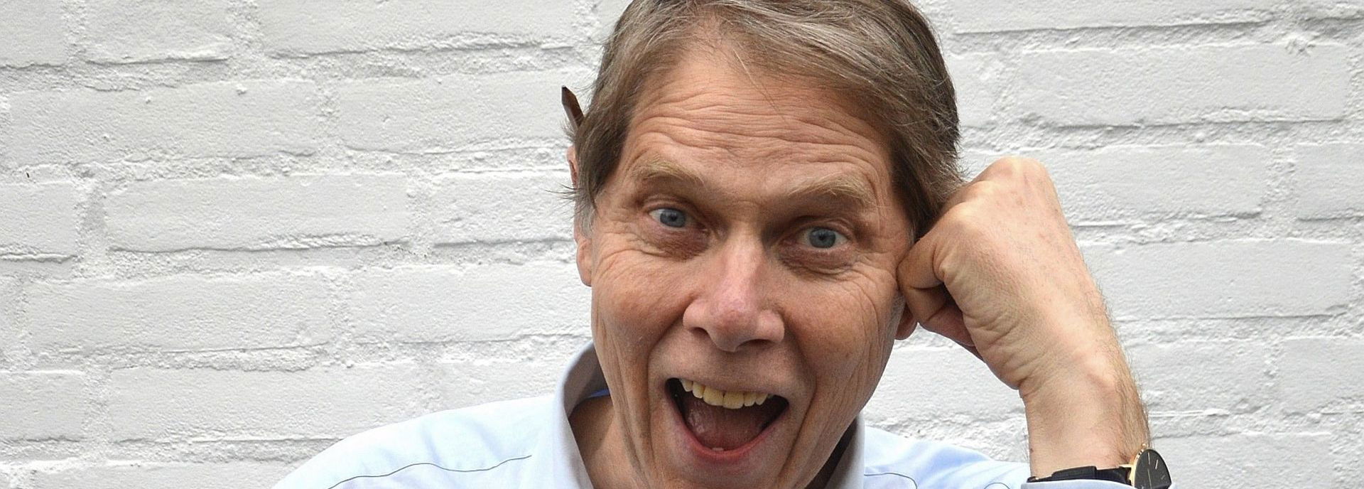 Met letters, woorden, zinnen en leestekens als ingrediënten schotelt taalkok en taalexpert Wim Daniels de lekkerste taalgerechten voor! Een middag genieten van wat de taal te bieden heeft. Gelukkig ligt zijn programma nooit zwaar op de maag.