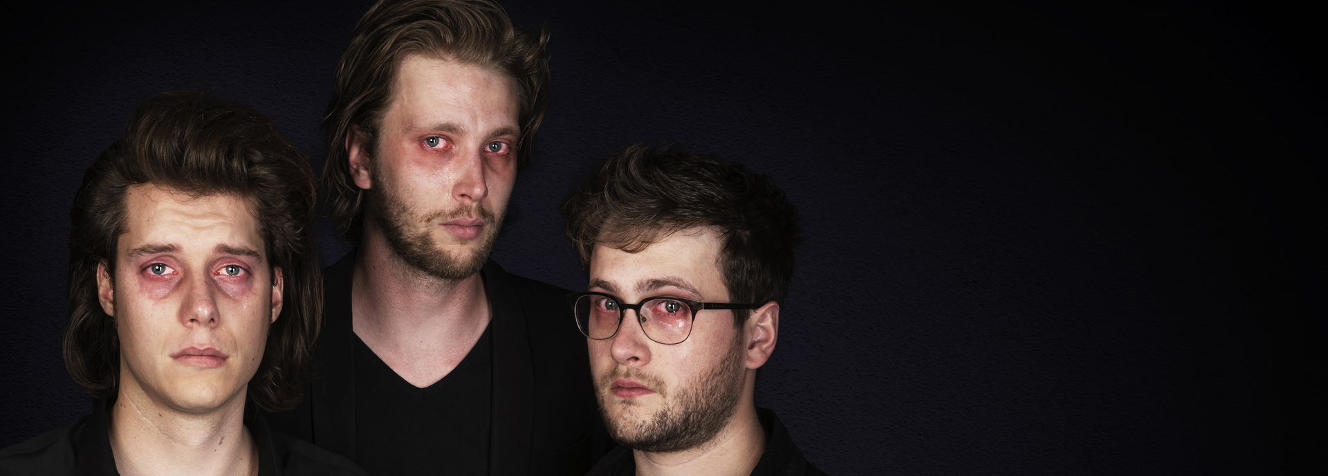 Na een succesvolle finalistentournee van het Leids Cabaret Festival komen Jip de Poorter, Matthias Tuns en Bram Kroon met hun eerste programma. Een show vol snelle scènes, rauwe liedjes en scherpe grappen die jij op je werk gaat proberen na te vertellen. 