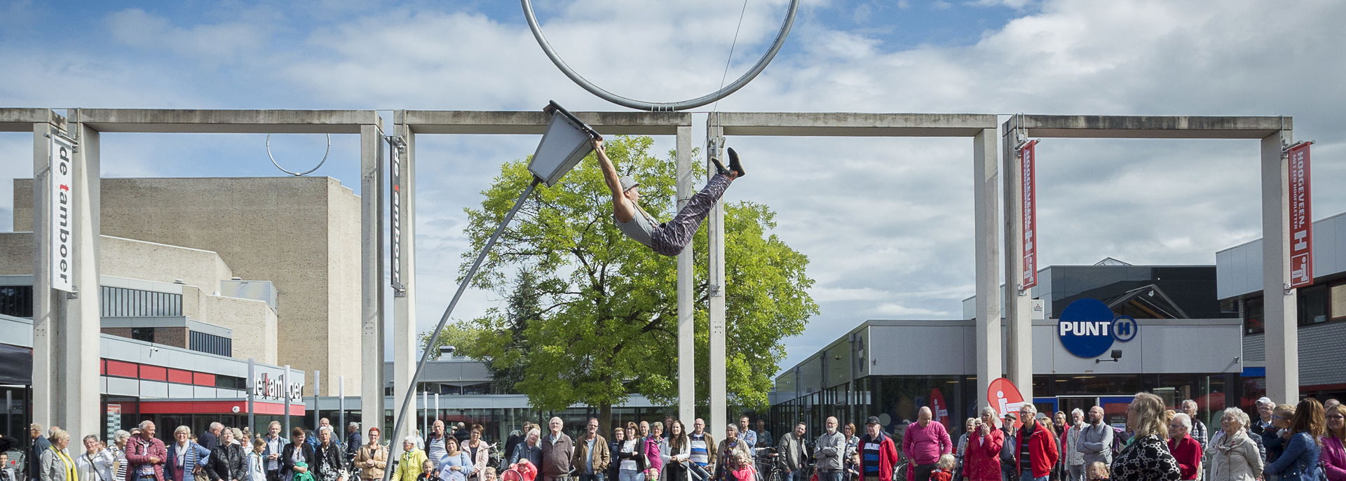 De Vrienden van De Tamboer leveren jaarlijks een bijdrage aan de programmering van het theater, bijvoorbeeld op het culturele openingsfestival Uitdagend Hoogeveen.