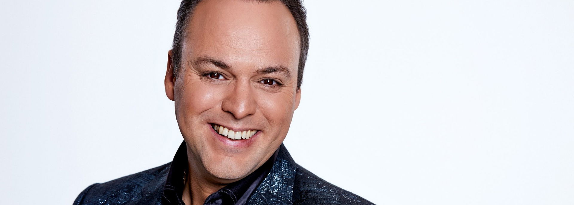 25 jaar na zijn eerste theatertournee, bezoekt Frans Bauer opnieuw de mooiste theaters van Nederland waaronder De Tamboer. Onder begeleiding van zijn vaste orkest, de Holland Show Band, wordt het genieten van een oergezellige avond vol Hollandse hits, spektakel en de gulle lach van Frans!