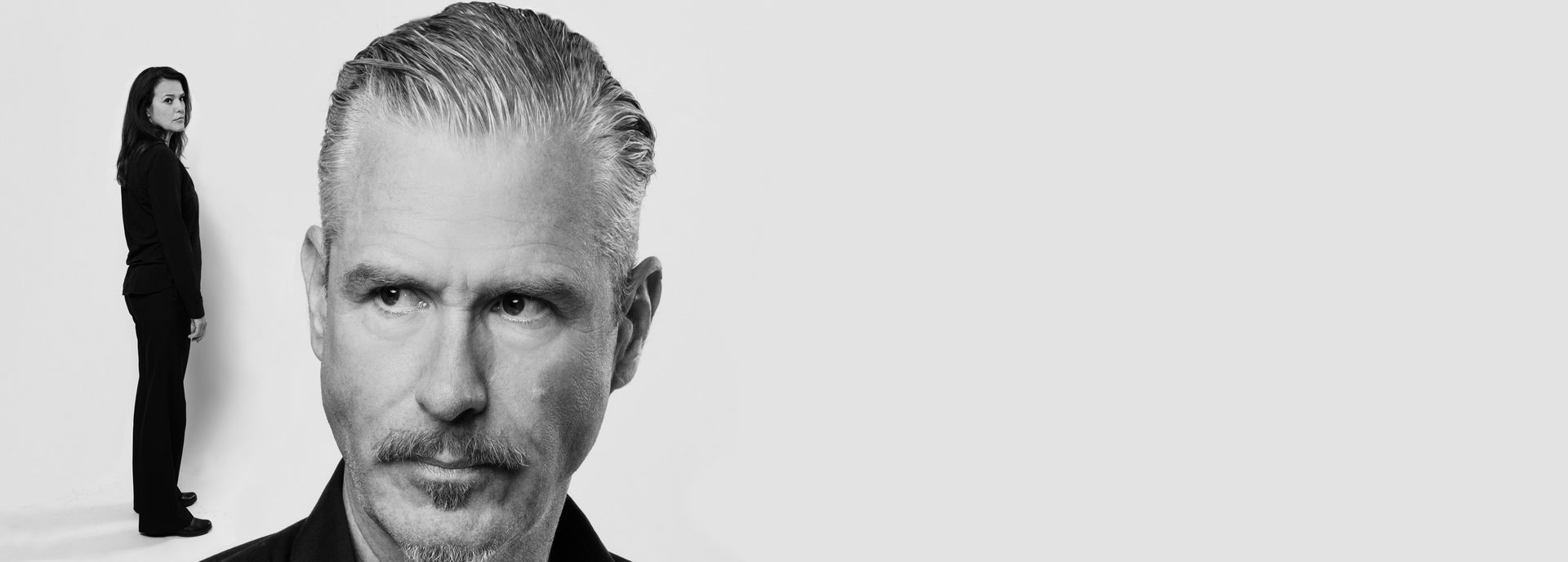 Susan Visser en Eric Corton lopen op en vragen één van u een muntje te gooien. Kop of munt bepaalt wie vanavond welke rol speelt. Ooit sprak dit echtpaar de taal van de liefde, maar hoe vertel je je puberzoon dat je uit elkaar gaat?