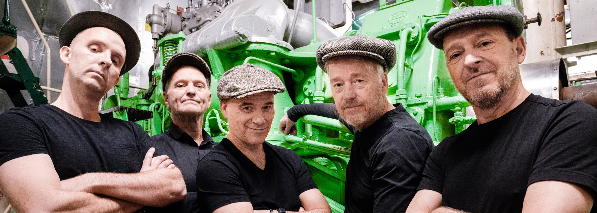 Het Groot Niet Te Vermijden neemt na 30 jaar afscheid. Ze spelen nog een laatste voorstelling met allerlei creatieve, muzikale vondsten. Een niet te vermijden afscheid, maar dan wel in stijl, oftewel: er moet gelachen worden!