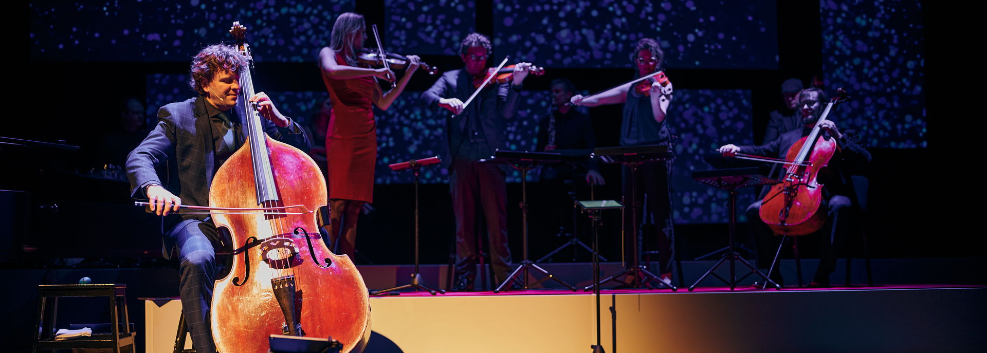 Nederlands favoriete Engelsman, bekend van tv-series als Maestro en Het Orkest van Nederland, belooft samen met zijn orkest een show vol persoonlijke verhalen, verbluffende videobeelden en natuurlijk prachtige muziek. En bent u de geluksvogel die voor heel even dirigent mag zijn?