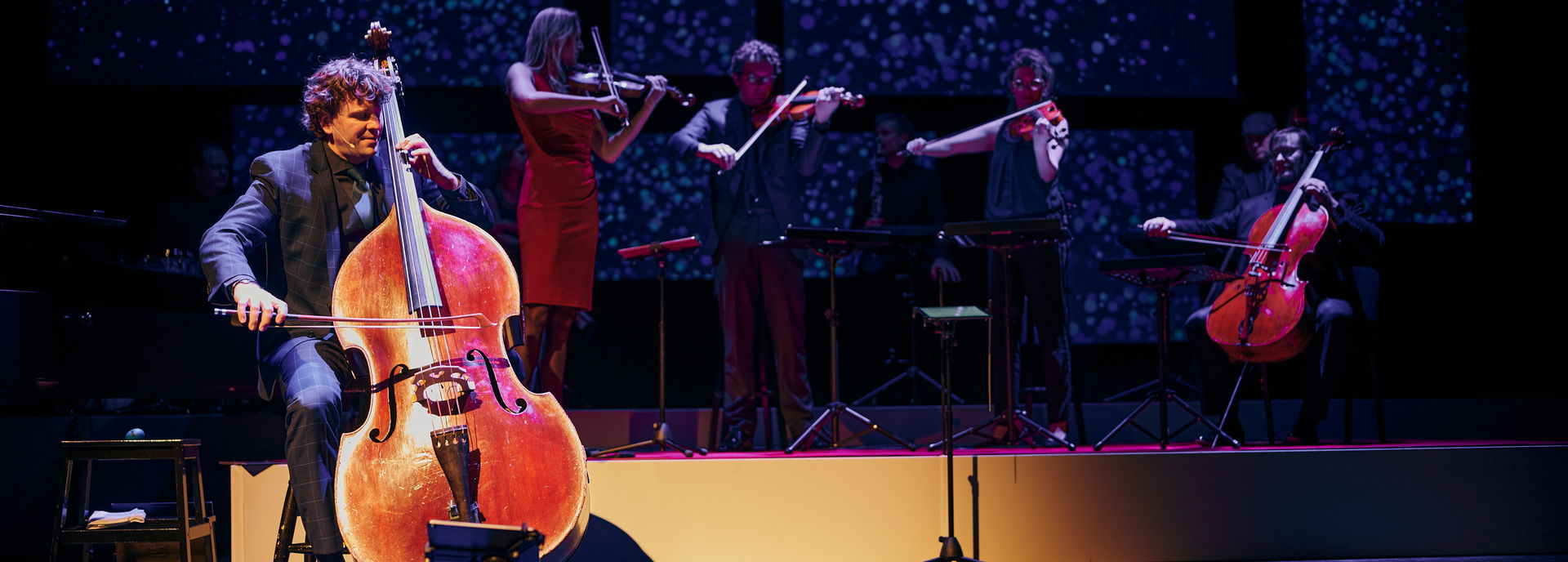 Nederlands favoriete Engelsman, bekend van tv-series als Maestro en Het Orkest van Nederland, belooft samen met zijn orkest een show vol persoonlijke verhalen, verbluffende videobeelden en natuurlijk prachtige muziek. En bent u de geluksvogel die voor heel even dirigent mag zijn?