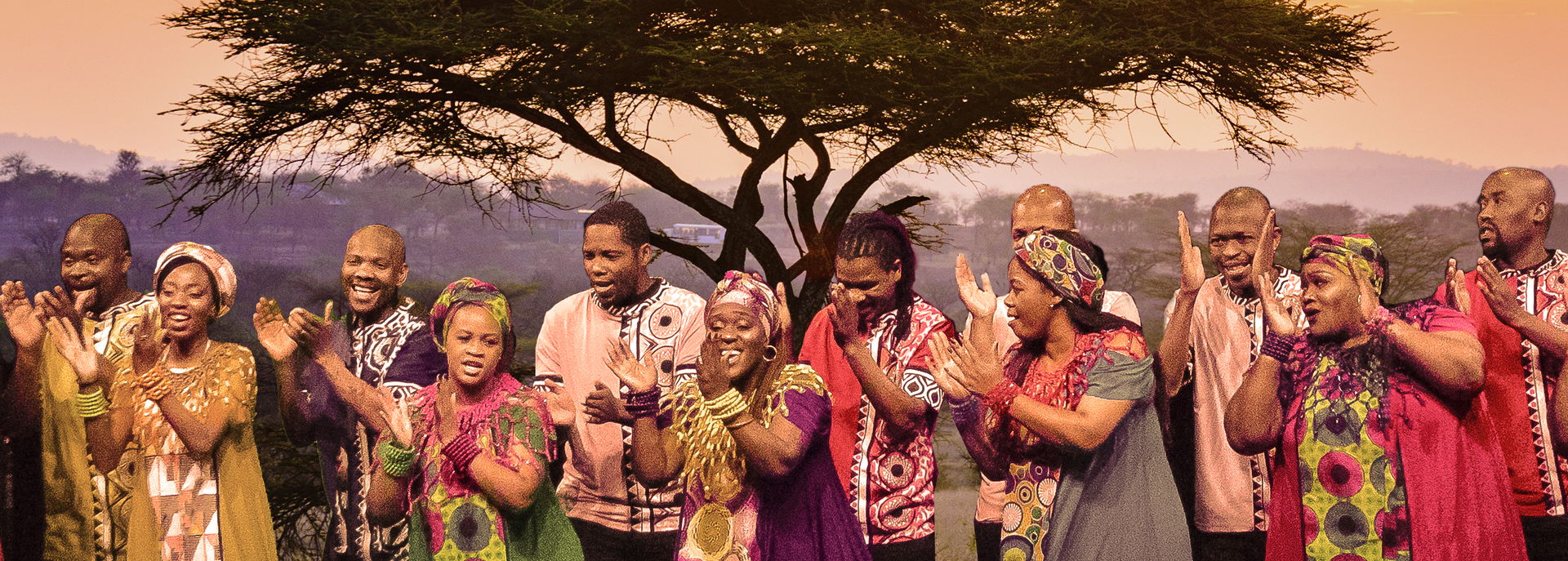 Het wereldberoemde Soweto Gospel Choir brengt traditionele en populaire gospels naar De Tamboer. Geniet van een avond vol zinderende energie, authentieke Zuid-Afrikaanse dans en prachtige, ontroerende harmonieën.